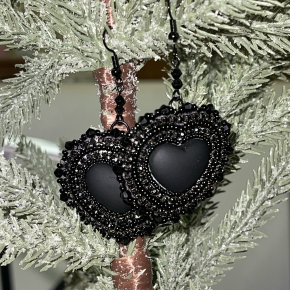 Black Heart Beaded Earrings - Picture 2 of 3